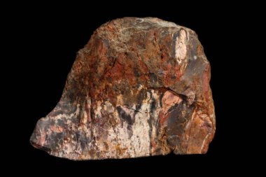 Makro siyah arka plan üzerinde mineral jasper taş