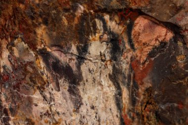 Makro siyah arka plan üzerinde mineral jasper taş