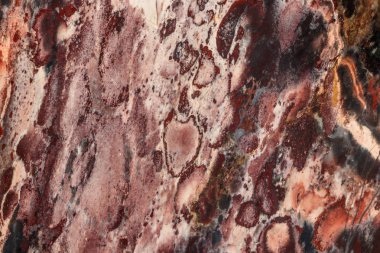 Makro siyah arka plan üzerinde mineral jasper taş