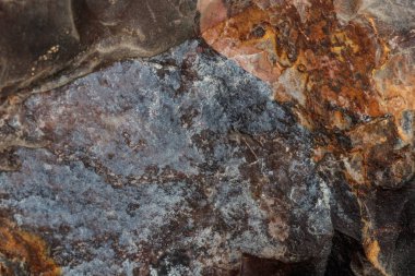 Makro siyah arka plan üzerinde mineral jasper taş