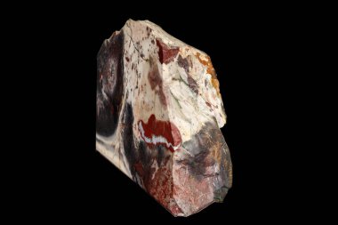 Makro siyah arka plan üzerinde mineral jasper taş