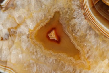 Makro siyah arka plan üzerinde mineral akik taş