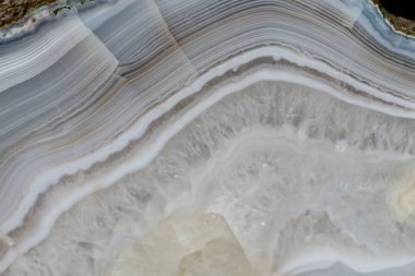 Makro siyah arka plan üzerinde mineral akik taş