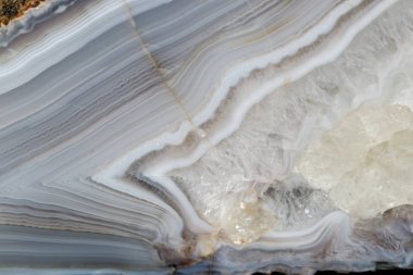 Makro siyah arka plan üzerinde mineral akik taş