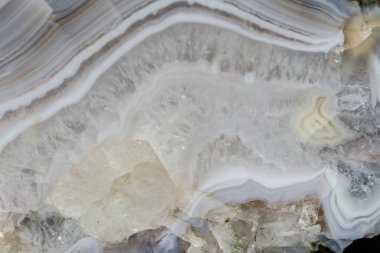 Makro siyah arka plan üzerinde mineral akik taş