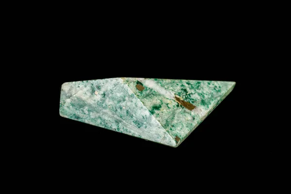 Macro pedra mineral de nefrite em um fundo preto — Fotografia de Stock