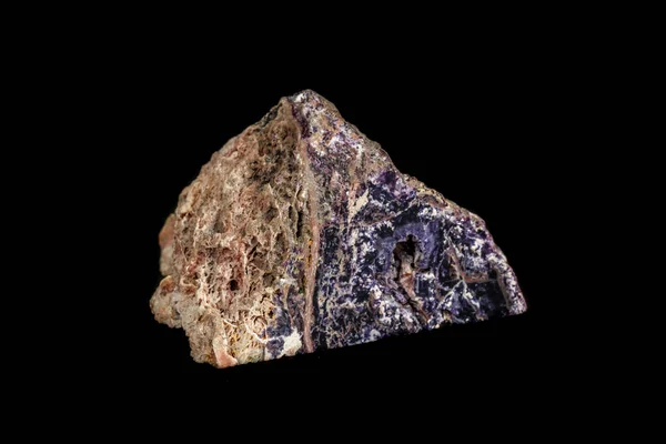 Macro steen fluoriet mineraal op een zwarte achtergrond — Stockfoto