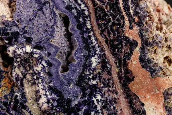 Makro taş florit maden siyah bir zemin üzerine — Stok fotoğraf