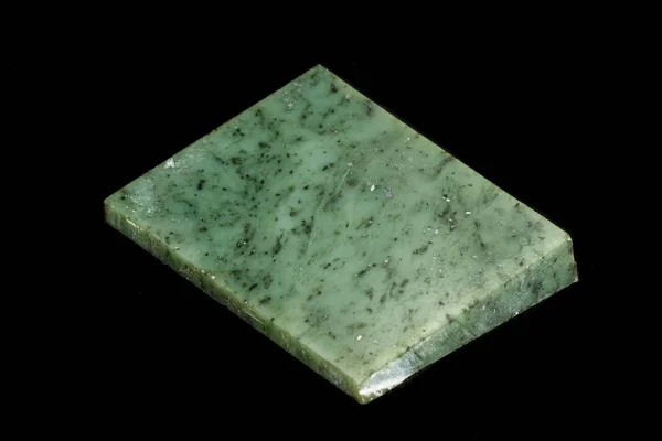 Nephrite mineral taş makro siyah bir zemin üzerine — Stok fotoğraf
