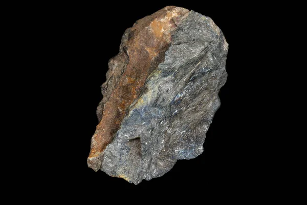 Μακροεντολή από ένα πέτρινο ορυκτό Stibnite σε μαύρο φόντο — Φωτογραφία Αρχείου