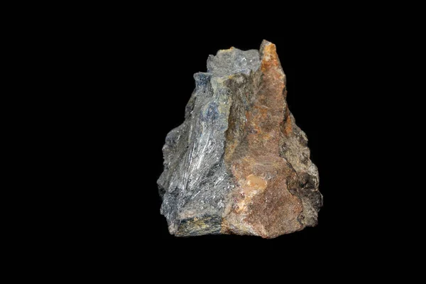 Närbild av en sten Stibnit mineral på svart bakgrund — Stockfoto