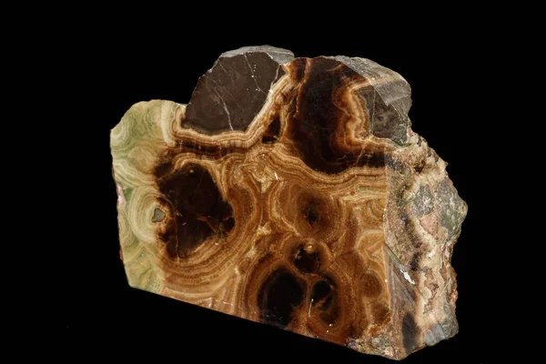 Makrostein Mineral Onyx Marmor auf schwarzem Hintergrund — Stockfoto