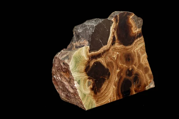 Macro piedra mineral ónix mármol sobre un fondo negro — Foto de Stock