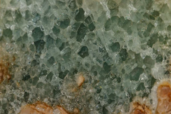 Macro pedra mineral fluorita sobre fundo preto — Fotografia de Stock