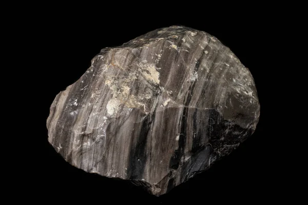 Macro pedra mineral obsidiana sobre um fundo preto — Fotografia de Stock