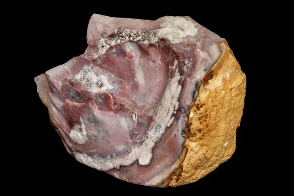Макро камінь Флінт мінерал на чорному тлі — стокове фото