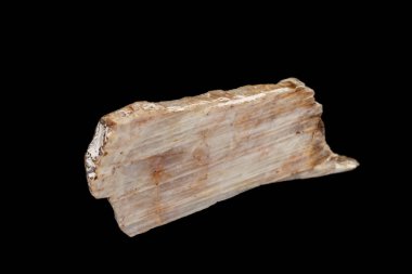 Siyah bir zemin üzerine Taş mineral bir ay taşı makro 