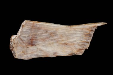 Siyah bir zemin üzerine Taş mineral bir ay taşı makro 