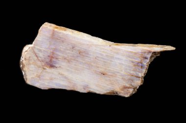 Siyah bir zemin üzerine Taş mineral bir ay taşı makro 