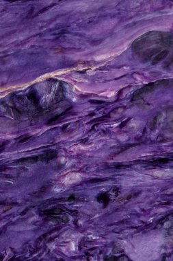 Makro taş Charoite mineral siyah bir zemin üzerine