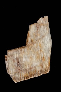 Siyah bir zemin üzerine Taş mineral bir ay taşı makro 
