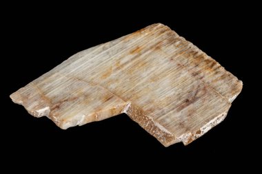 Siyah bir zemin üzerine Taş mineral bir ay taşı makro 