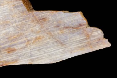 Siyah bir zemin üzerine Taş mineral bir ay taşı makro 