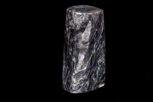 Macro piedra Charoite mineral sobre un fondo negro —  Fotos de Stock