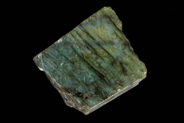 검은 배경에 돌 Labradorite 미네랄의 매크로 — 스톡 사진