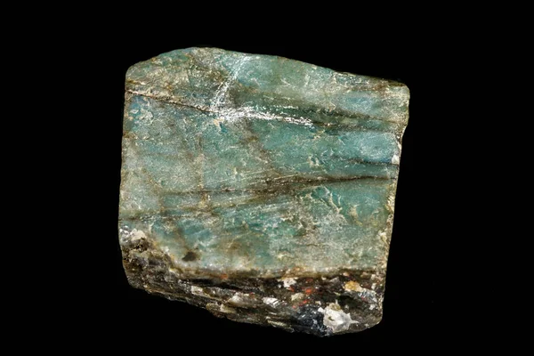 Makro des Steinlabradorit-Minerals auf schwarzem Hintergrund — Stockfoto
