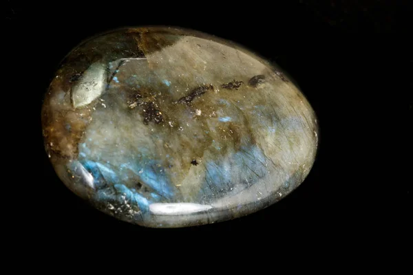 แมคโครของหินแร่ Labradorite บนพื้นหลังสีดํา — ภาพถ่ายสต็อก