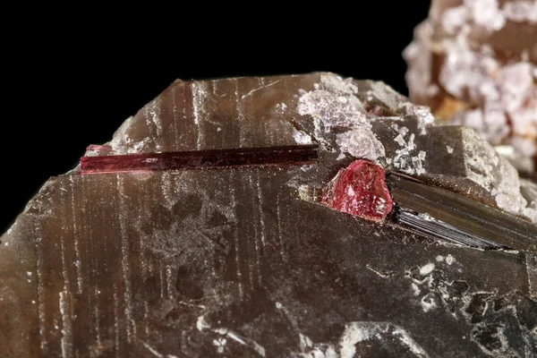 Tourmaline mineral batu close-up pada latar belakang hitam — Stok Foto