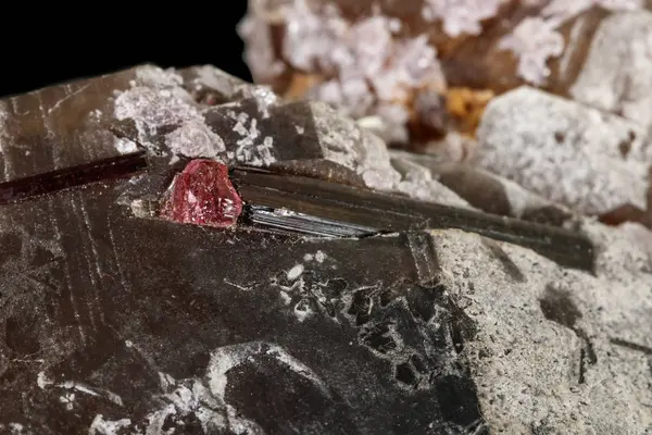 Siyah bir zemin üzerine Turmalin mineral taş yakın çekim — Stok fotoğraf