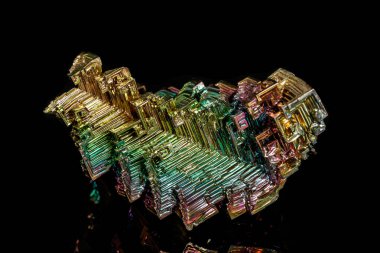 Makro siyah bir zemin üzerine taş bizmut mineral 