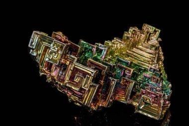 Makro siyah bir zemin üzerine taş bizmut mineral 