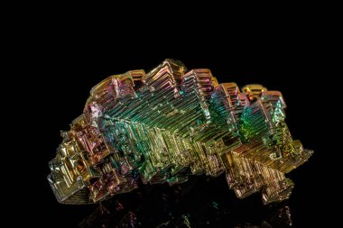 Makro siyah bir zemin üzerine taş bizmut mineral 
