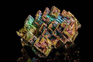 Makro siyah bir zemin üzerine taş bizmut mineral 
