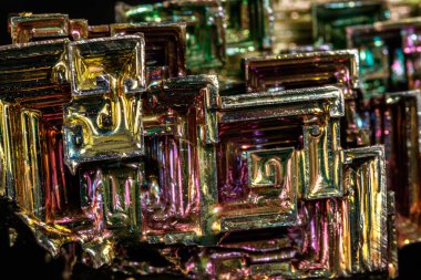 Makro siyah bir zemin üzerine taş bizmut mineral 