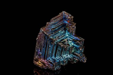 Makro siyah bir zemin üzerine taş bizmut mineral 