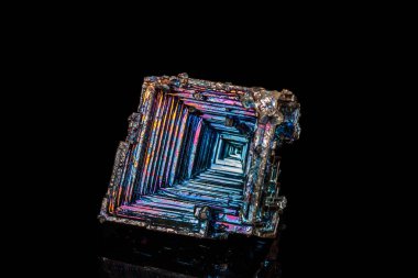 Makro siyah bir zemin üzerine taş bizmut mineral 