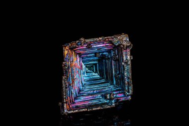 Makro siyah bir zemin üzerine taş bizmut mineral 