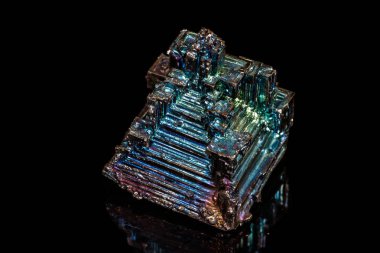 Makro siyah bir zemin üzerine taş bizmut mineral 
