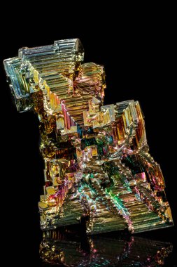 Makro siyah bir zemin üzerine taş bizmut mineral 