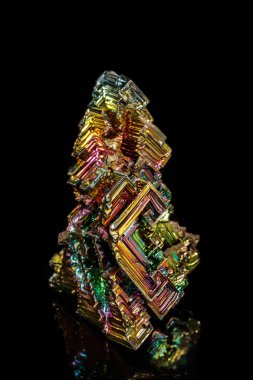 Makro siyah bir zemin üzerine taş bizmut mineral 