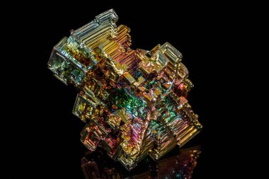 Makro siyah bir zemin üzerine taş bizmut mineral 