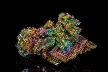 Makro siyah bir zemin üzerine taş bizmut mineral 