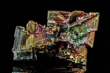 Makro siyah bir zemin üzerine taş bizmut mineral 