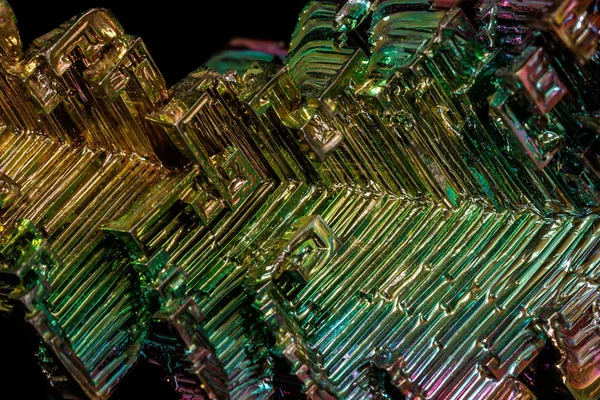 Macro du minéral de bismuth de pierre sur fond noir — Photo