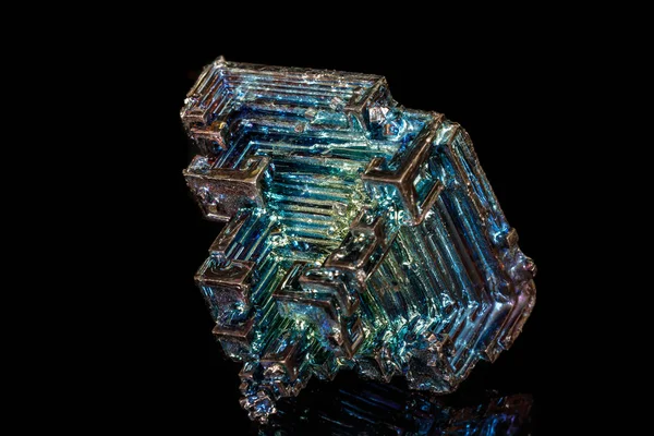 Makro siyah bir zemin üzerine taş bizmut mineral 
