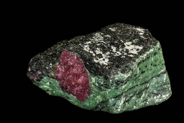 Macro voor minerale stenen ruby in rock op zwarte achtergrond — Stockfoto